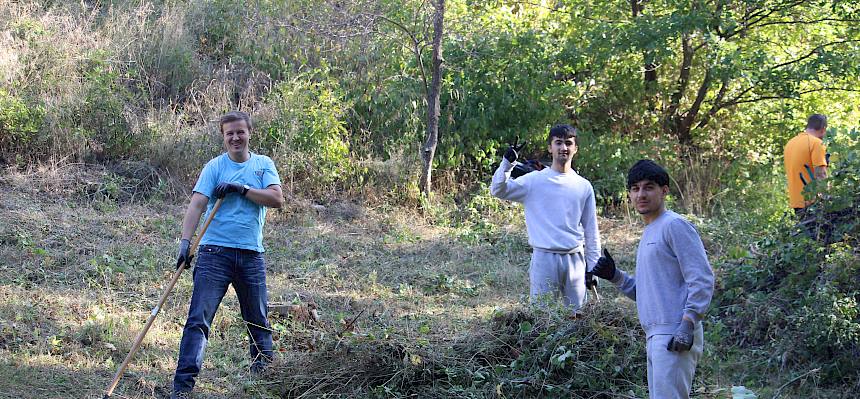 Freiwillige bei Trockenrasenpflege