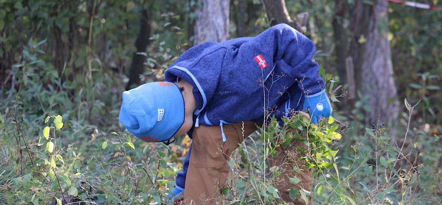 Kinder bei Trockenrasenpflege