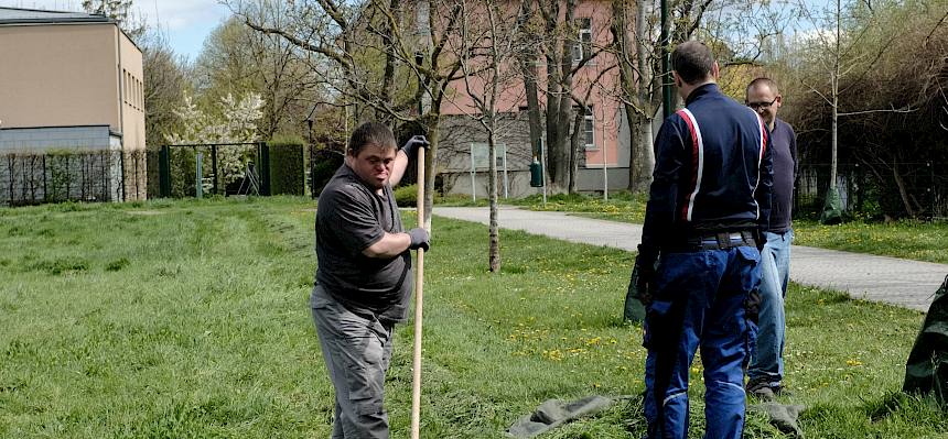 Freiwillige im Klosterpark.