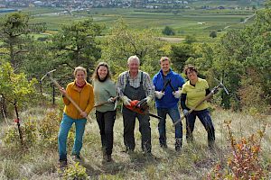 Menschen mit Werkzeug in der Natur