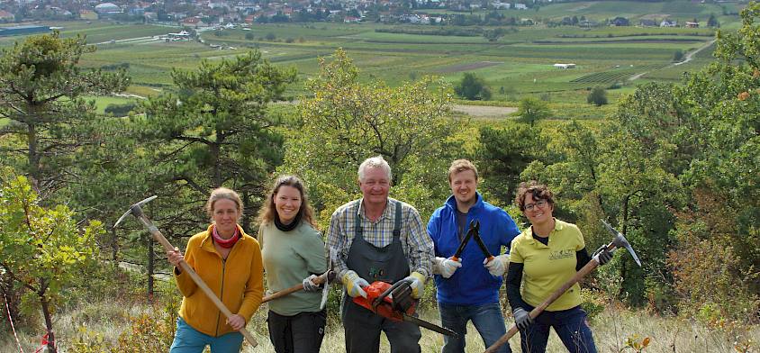 Menschen mit Werkzeug in der Natur