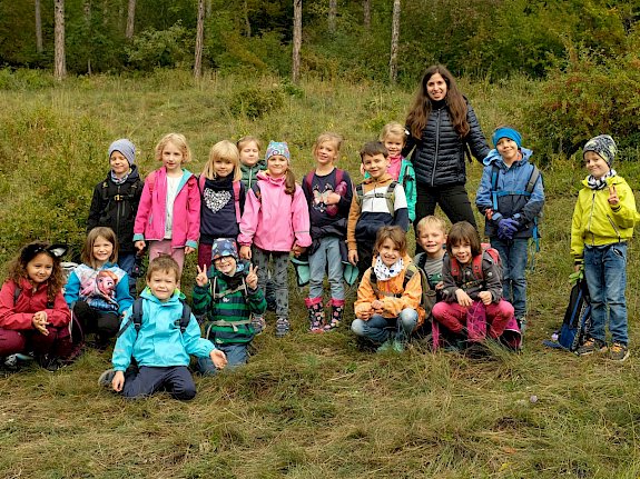 Schüler*innen bei der Trockenrasenpflege in Pfaffstätten.