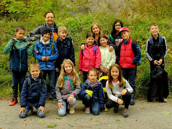 Schüler*innen bei der Pflege im Schutzgebiet