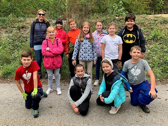 Schüler*innen beim Pflegetermin im Naturschutzgebiet