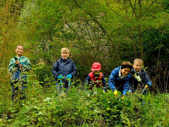 Schüler*innen mit der Astschere beim Pflege-Einsatz