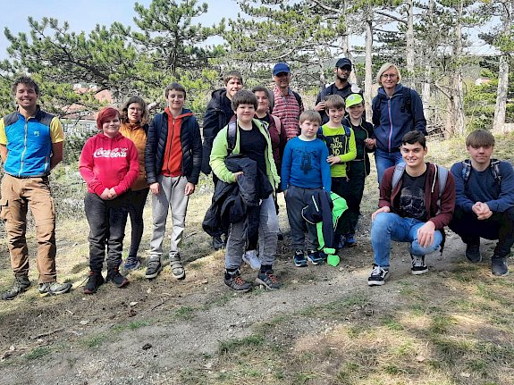 Schüler*innen bei der Landschaftspflege