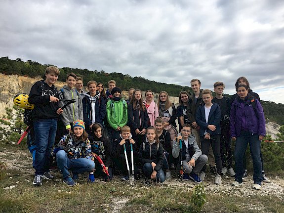 Schüler*innen bei der Trockenrasenpflege in Bad Vöslau.