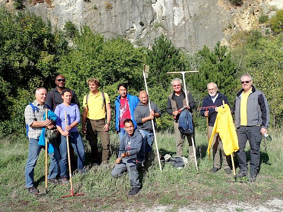 Freiwillige Helfer*innen bei der Landschaftspflege