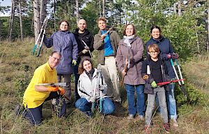 Menschen mit Werkzeug in der Natur