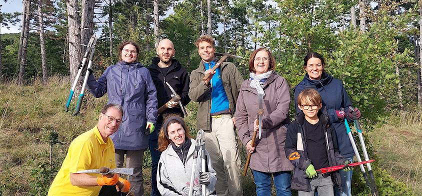 Menschen mit Werkzeug in der Natur