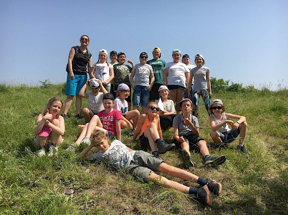 Schüler*innen der VS Leobersdorf bei der Trockenrasenführung