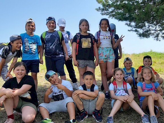 Schüler*innen der VS Leobersdorf bei der Trockenrasenführung