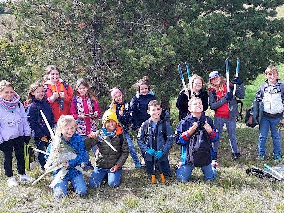 Schüler*innen der VS Leobersdorf bei der Trockenrasenpflege