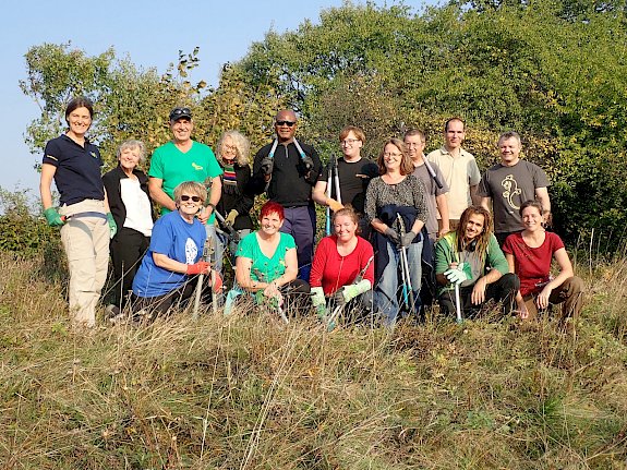Freiwillige bei der Trockenrasenpflege in Leobersdorf