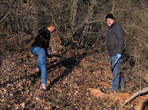 Freiwillige bei der Pflege mit der Schere