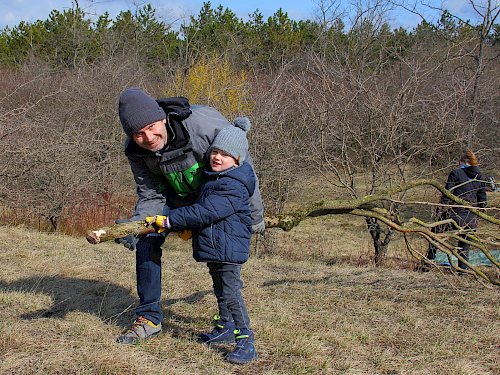 Groß und Klein helfen bei der Trockenrasenpflege