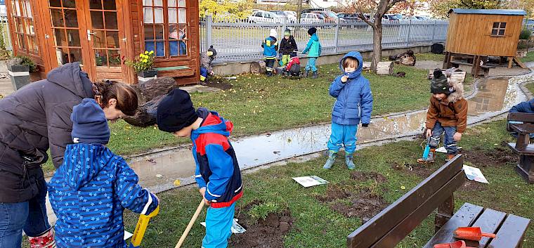 Die Kinder beim Graben der Pflanzlöcher. © LPV/Linda Reimoser