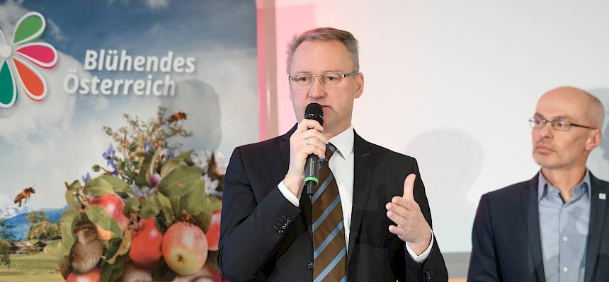 Bürgermeister Christoph Prinz (Bad Vöslau) bei der Pressekonferenz. © Blühendes Österreich