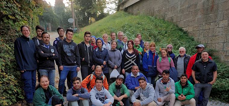 Freiwillige Helfer*innen am Vormittag - mit dabei das Team der Naturschutzstiftung Blühendes Österreich © LPV