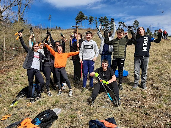 Schüler*innen mit Freude an der Landschaftspflege