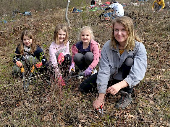 Schüler*innen und Freiwillige bei der Pflege
