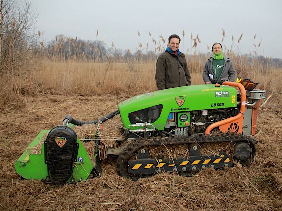 Ferngesteuerter Wiesenmulcher im Herrngras.