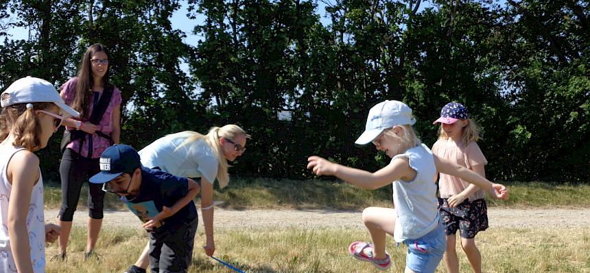 Beim Mähspiel schlüpften die Kinder in die Rolle von Insekten und mussten versuchen dem Mähwerk auszuweichen. © LPV/Sabek