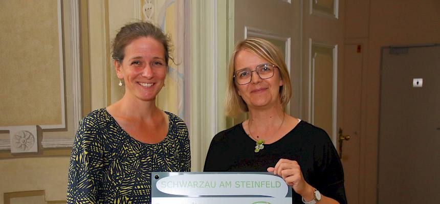Für Schwarzau am Steinfeld unterschrieb Bgm.in Evelyn Artner die Kooperationsurkunde. © LPV/Mrkvicka