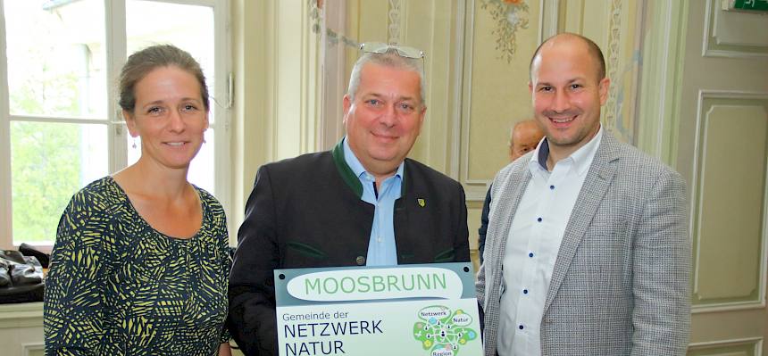 Für Moosbrunn unterschrieb Bgm. Paul Frühling die Kooperationsurkunde. Umweltgemeinderat Günther Schätzinger war mit dabei. © LPV/Mrkvicka