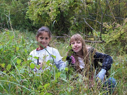 Schülerinnen mit Freude bei der Landschaftspflege