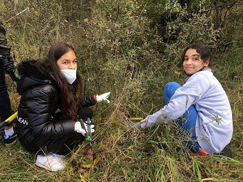 Schülerinnen mit der Schere bei der Landschaftspflege