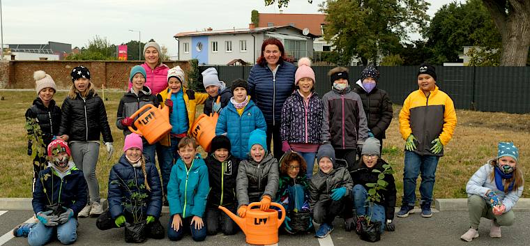 Die Schüler*innen der 3c der VS Himberg unterstützen die Ökologisierung der BILLA-Filiale in ihrer Gemeinde. © LPV/Fischer