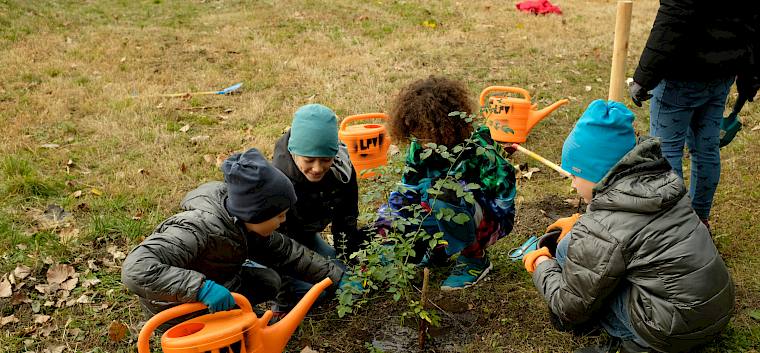 Das Team Weinrose - die Kinder waren sichtlich stolz auf ihre gepflanzten Sträucher. In Zukunft können sie diese beim Wachsen beobachten. © LPV/Fischer