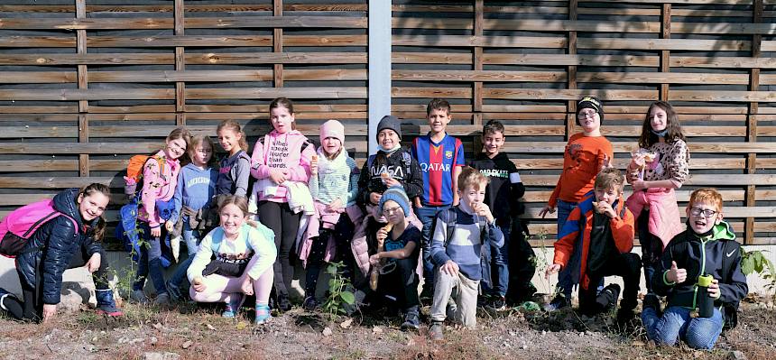 Die Schüler*innen der 3b der VS Himberg durften heute selbste eine Blüh- und Klimahecke pflanzen. © LPV/Fischer