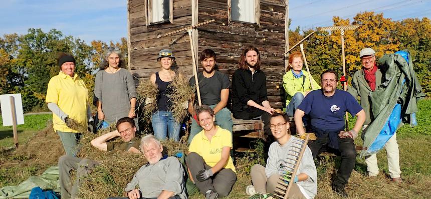 Die 12 Freiwilligen bei der Pflege des Naturdenkmal Johannesberg. © LPV/Girsch