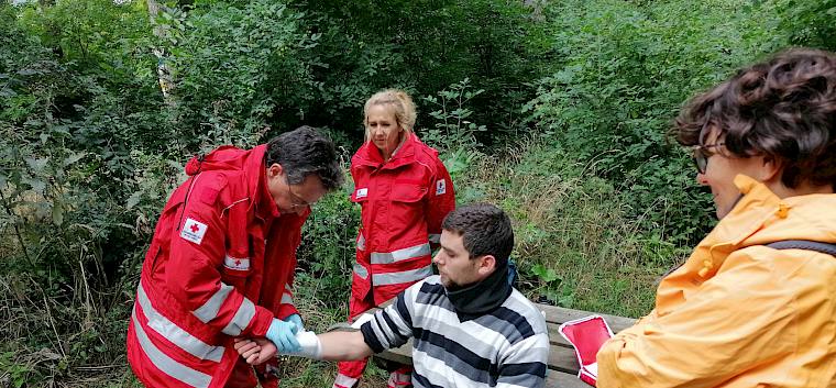 Die Kursleiter*innen des Roten Kreuz Mödling gaben immer wieder wertvolle Tipps, wie manche Erstmaßnahmen besser gemacht werden konnten. © LPV/Girsch