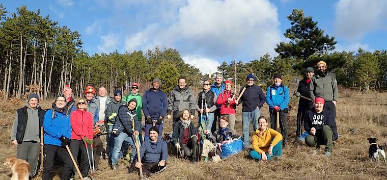 Fleißige Helfer*innen am Vormittag am Blumberg in Bad Fischau-Brunn. © LPV/S. Girsch