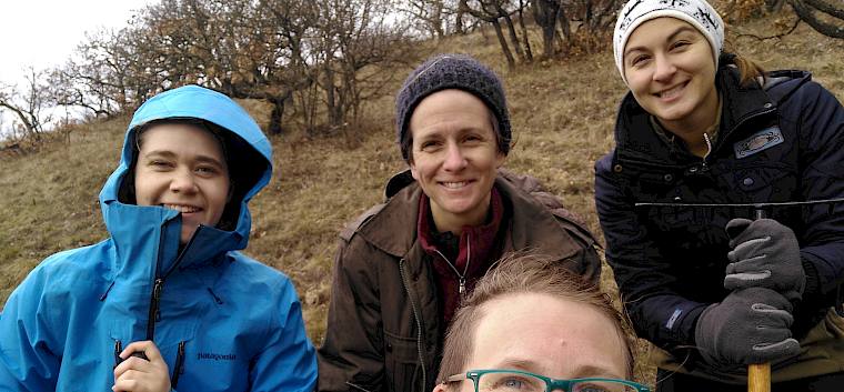 Die Freiwilligen Helfer*innen im Einsatz für die Erhaltung wertvoller Trockenrasen. © LPV/J. Fischer