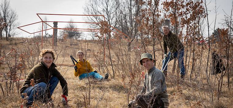 Ausgerüstet mit Astschere, Krampen, Handsäge und Motorsäge wurden die wertvollen (Halb)Trockenrasen des Symposions von Gehölzen befreit. © Manfred Digruber