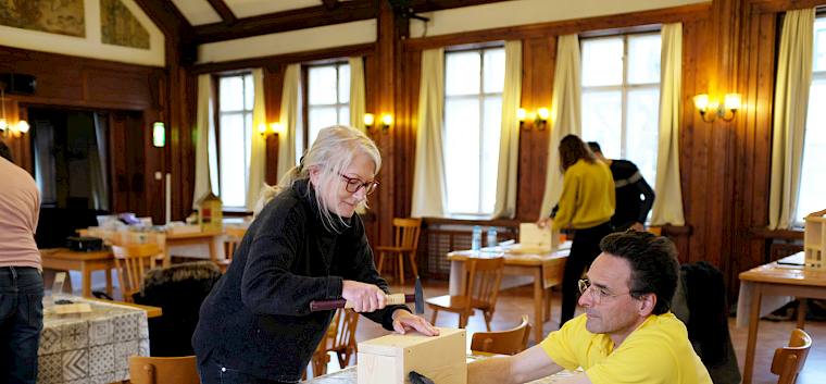 Zusammennageln des Grundgerüsts der Wildbienen-Nisthilfe. © LPV/J. Fischer Zusammennageln des Grundgerüsts der Wildbienen-Nisthilfe.