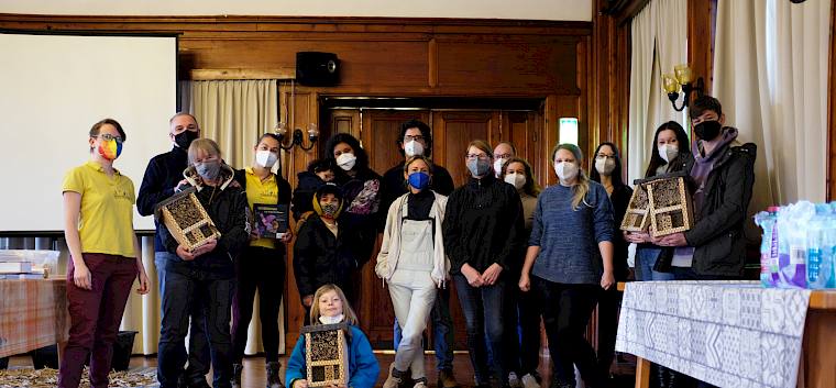 Die 15 Teilnehmer*innen des Wildbienen-Nisthilfen-Kurses in Traiskirchen. © LPV/J. Fischer