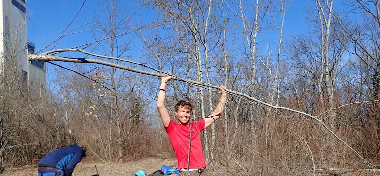 Randlich werden Gehölze entfernt. Pflegeeinsatz am Trockenrasen in der Bahnschottergrube in Tattendorf. © LPV/J. Fischer