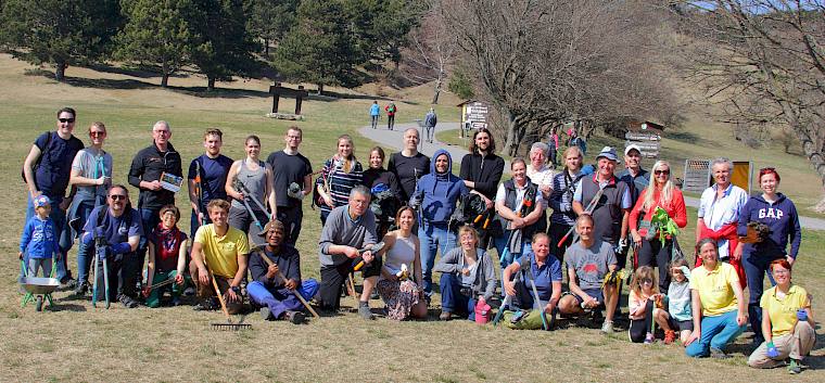 Die vielen Freiwilligen im Einsatz für die Erhaltung der Gießhübler Heide. Vizebürgermeisterin Sabine Möstl, Naturpark-Obmann Martin Schuster und Biosphärenpark-Direktor Andreas Weiß bedankten sich bei den fleißigen Helfer*innen. © LPV/I. Drozdowski