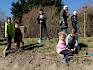 Beim Einpflanzen der Heckensträucher war Teamwork gefragt. © LPV/J. Fischer Beim Einpflanzen der Heckensträucher war Teamwork gefragt.