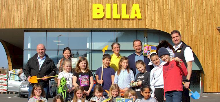 Die Schüler*innen der 3. Klasse der VS Altenmarkt unterstützten die Ökologisierung der BILLA-Filiale in ihrer Gemeinde. Vom Erfolg der Aktion überzeugten sich Bürgermeister Josef Balber (1.v.l.), VS-Direktorin Marisa Wiegele (2.v.l.), LPV-Obfrau Irene Drozdowski (3.v.l.), Vertriebsmanager Maik Maraun (4.v.l.) und Marktleiter Wolfgang Antl (5.v.l.). © LPV/I. Drozdowski