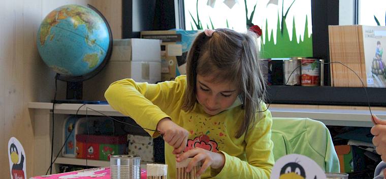 Die Schüler*innen der 1a beim Basteln der Wildbienen-Nisthilfen. Diese können nun am Balkon oder Garten aufgehängt werden, um Wildbienen wie die Gehörnte Mauerbiene hautnah zu beobachten. © LPV/F. Hohn