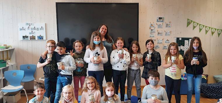 Die Schüler*innen der 2b der VS Franz Schubert-Straße mit ihrer gebastelten Wildbienen-Nisthilfe. © LPV/M. Steiner