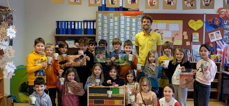 Die Schüler*innen der 3a der VS Wienerstraße mit ihrer gebastelten Wildbienen-Nisthilfe. © LPV/M. Steiner