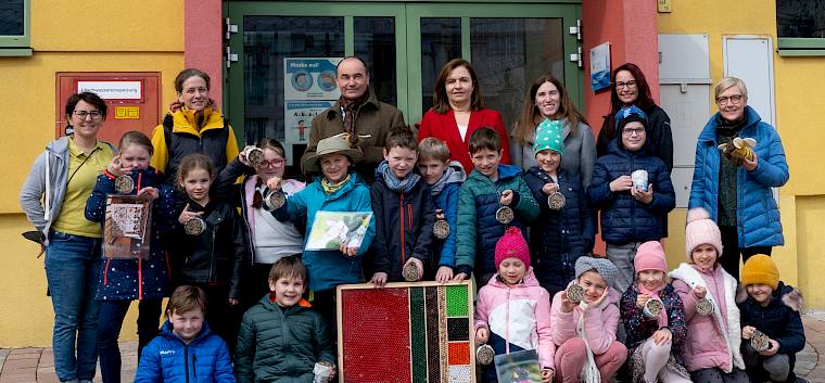 Vom Erfolg des Programms überzeugten sich LPV-Obrau Irene Drozdowski (hinten 2.v.l.), Bürgermeister Andreas Linhart (hinten 3.v.l.), VS-Direktorin Margot Baier (hinten 4.v.l.), VS- Direktorin Renate Koller (hinten 5.v.l.) und GRin Helga Schlechta (hinten 1.v.r). © Gemeinde Brunn am Gebirge/J. Hoblik