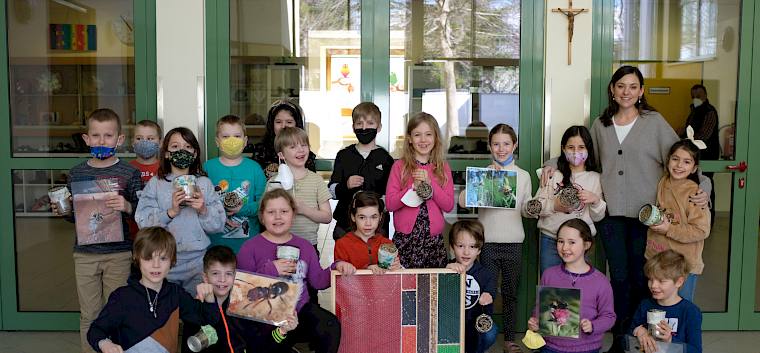 Die Schüler*innen der 2c der VS Wienerstraße mit der gebastelten Wildbienen-Nisthilfe. © LPV/J. Fischer